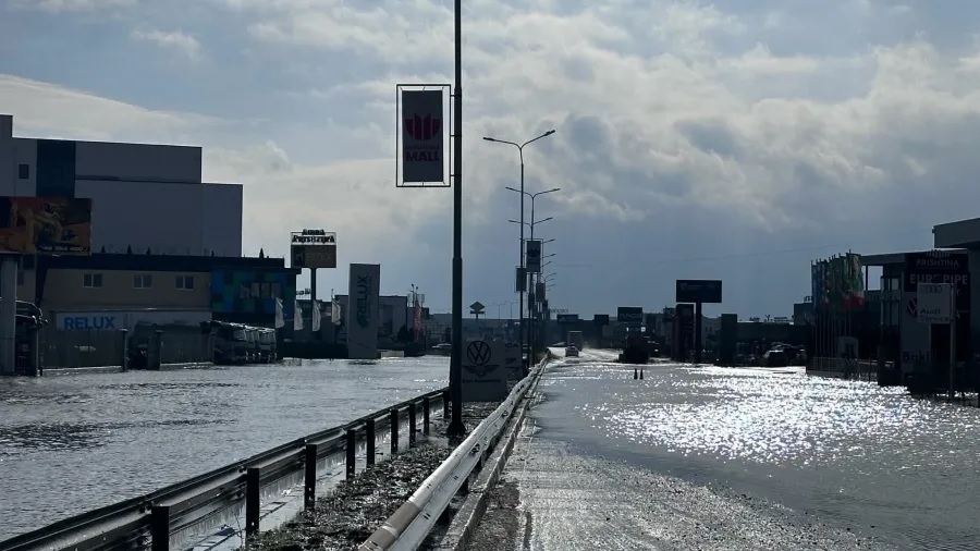 Pas përmbytjeve  hapet për qarkullim rruga nacionale Prishtinë Ferizaj