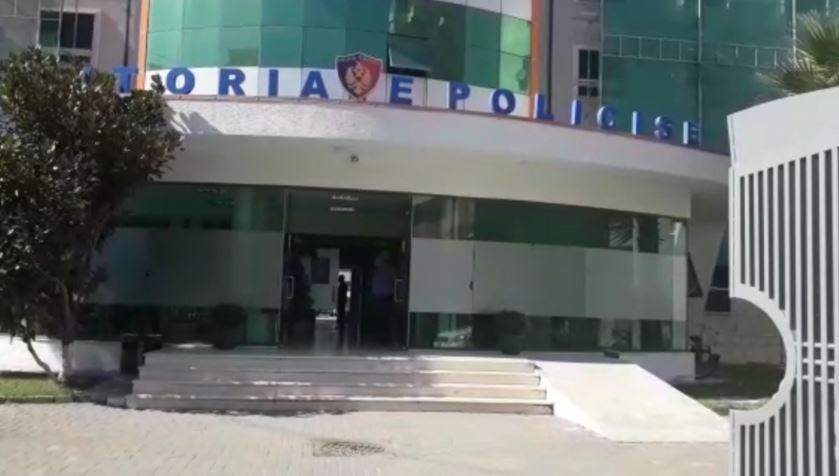 Arrestohet dileri i drogës në Durrës, përplasi makinën e Policisë në përpjekje për t’u larguar