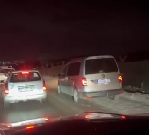 Shoferët kosovarë rrezikojnë me tejkalime jashtë shiritit të qarkullimit në rrugët me borë e ngrica  VIDEO 