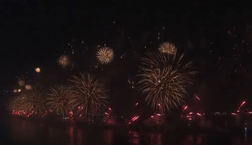 nderrimi-i-motmoteve-spektakel-fishekzjarresh-neper-bote-video