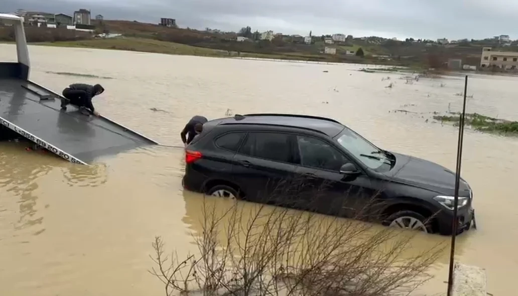 Raportohet se familja kosovare me tre fëmijë janë bllokuar në makinë nga përmbytjet në Shqipëri