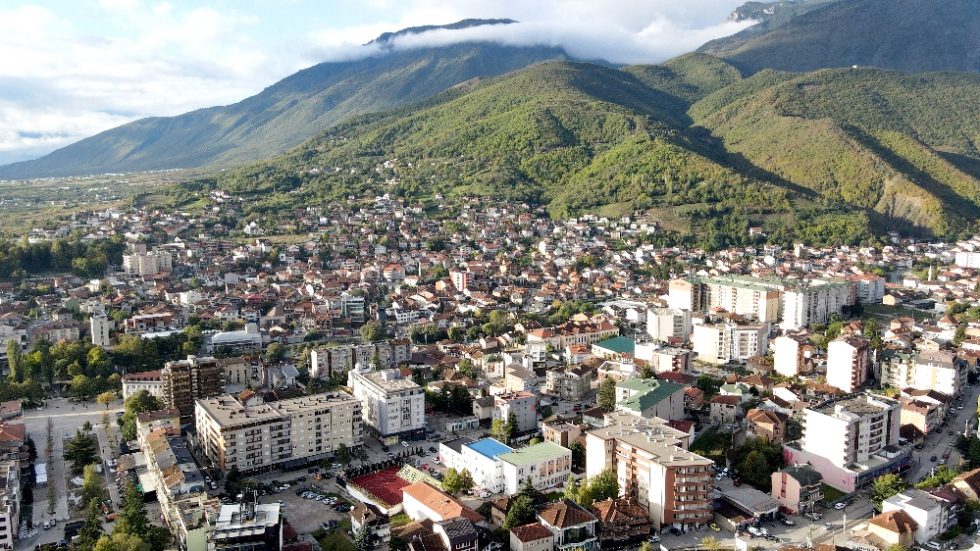 Peja e ka nisur keq vitin  dhunë në familje e festë në terr  VIDEO 