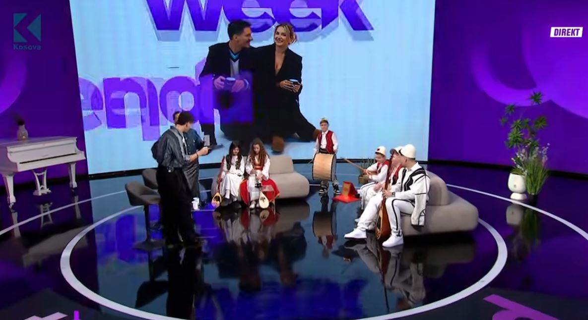  Ti e din kush o këtu    Tupangjiu i vogël e kall atmosferën në Weekend  VIDEO 