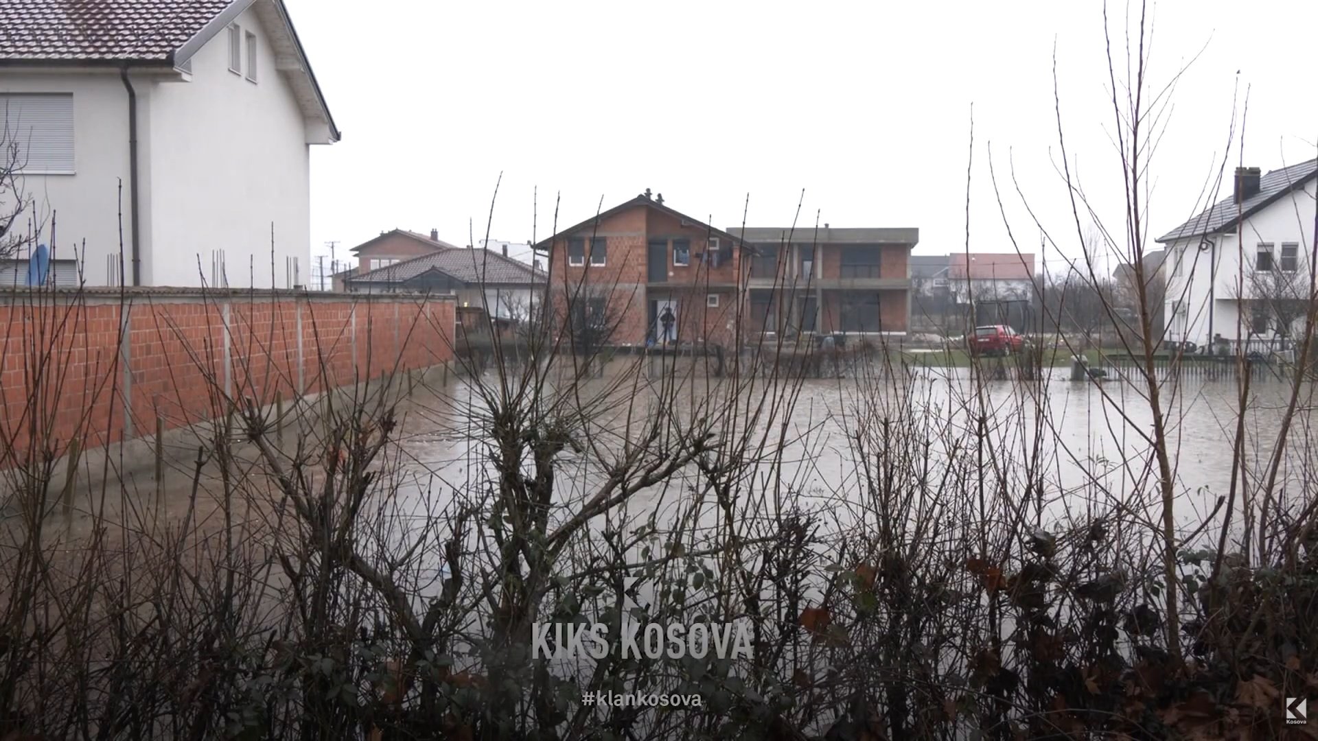 Uji përmbyt shtëpitë, marketet dhe ambulanten e Fortesës së Rahovecit (VIDEO)