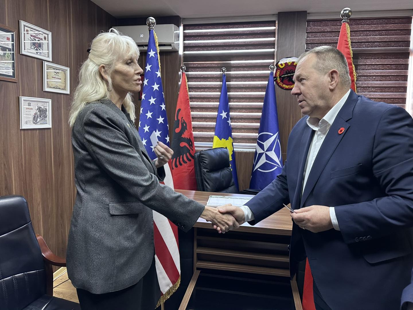 Kryeveteranja amerikane vjen në Kosovë - viziton OVL-UÇK-në