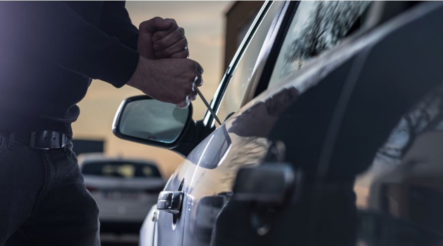 Ferizaj  Shtetases së huaj i vidhet çanta me 1 mijë euro nga vetura