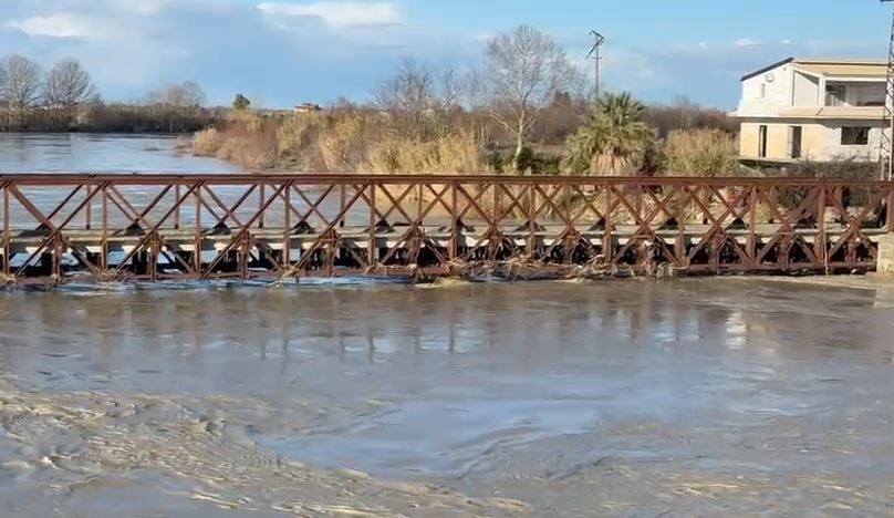 Lumi Vjosa del sërish nga shtrati  rrezik rritjeje në vijim