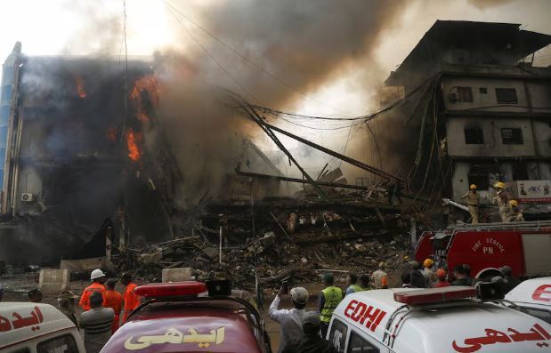 Zjarri i madh vret 6 persona në Pakistan  shkatërron një qendër tregtare