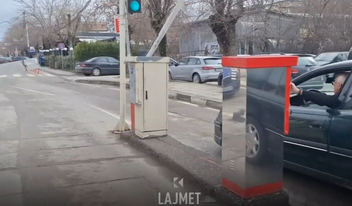 “Varfërimi” i pacientëve: Shtrenjtohet hyrja ne QKUK, 1 euro ora (VIDEO)