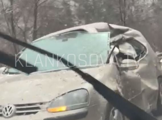 Gur i madh bie nga lart në rrugën Pejë-Kuqishtë, dëmtohet rëndë një veturë (VIDEO)