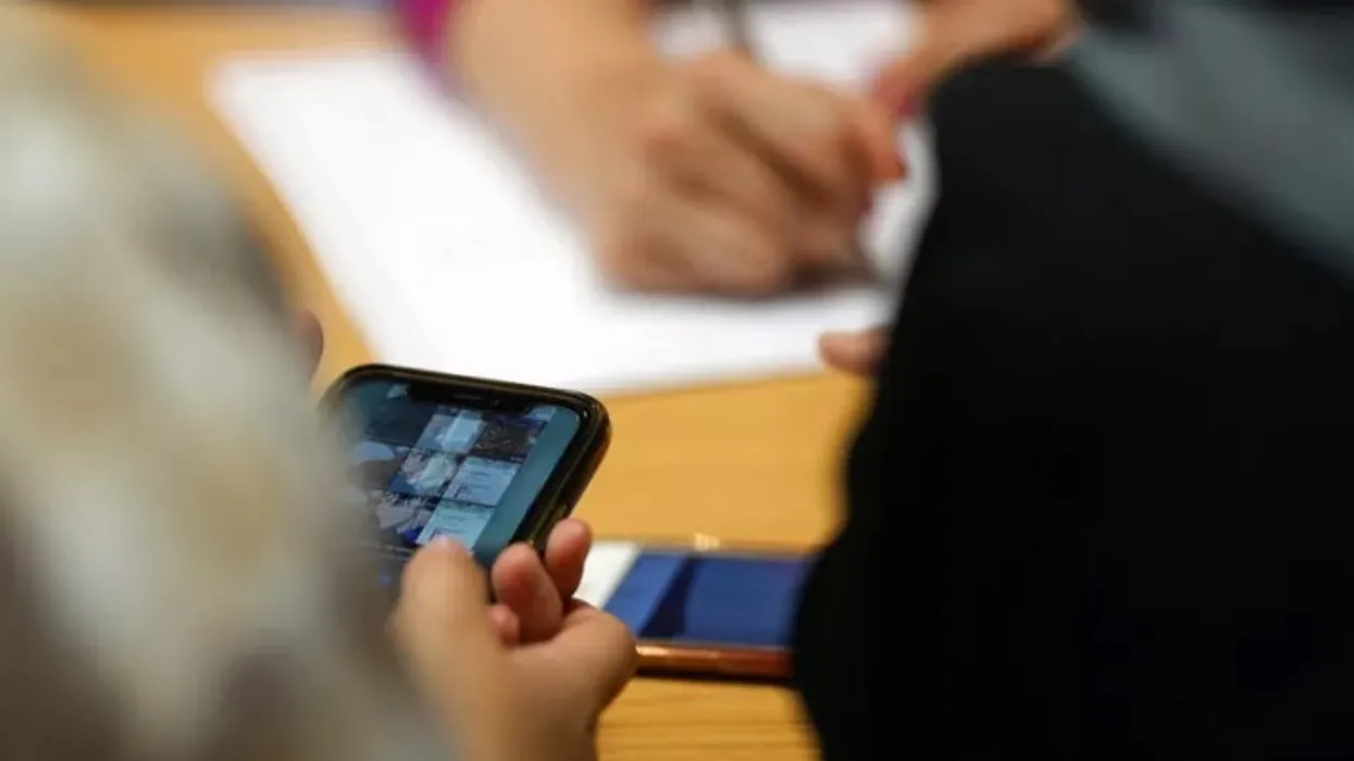 Shkolla në Qyshk të Pejës i ndalon telefonat, kushdo që kapet me të i konfiskohet (VIDEO)