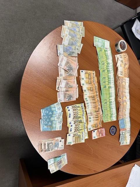 Nuk i deklaroi mbi 15 mijë euro dhe mbi 31 mijë dinarë serbë, e zë Dogana