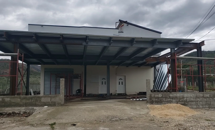Vdes një 50-vjeçar në Berat, ra nga çatia e një shtëpie ku po punonte