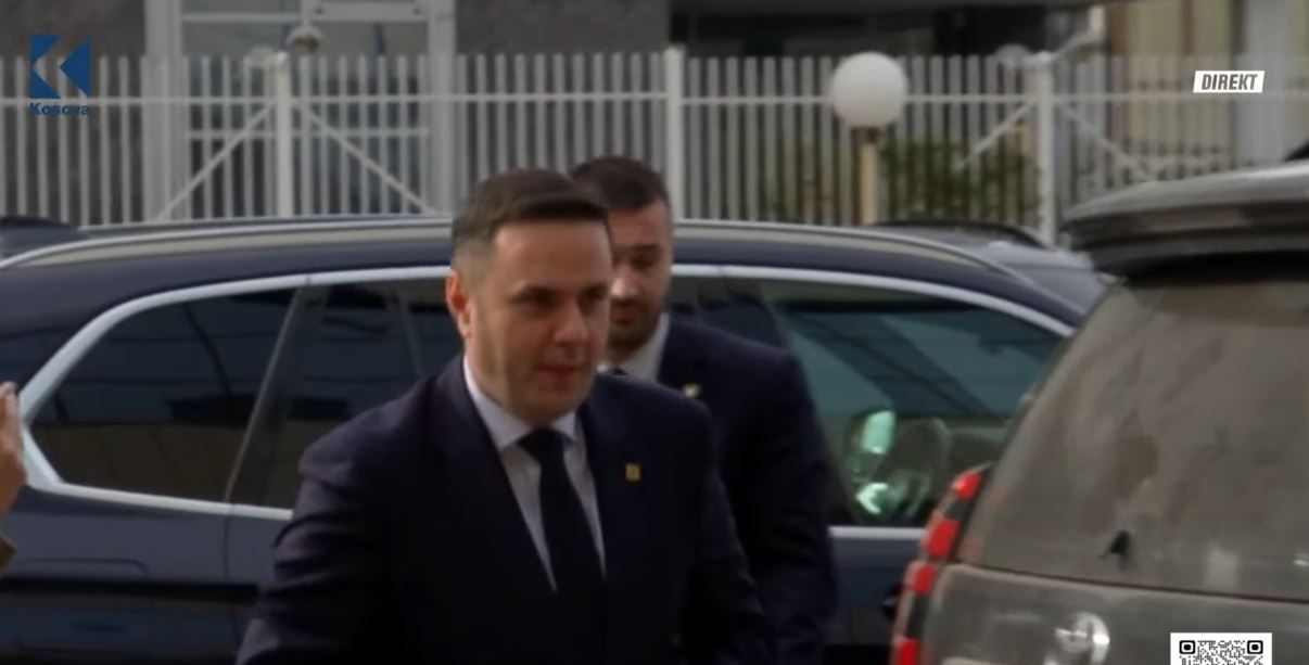 Çështja e presidentit, Abdixhiku mbërrin në Kuvend për takimin me Kurtin