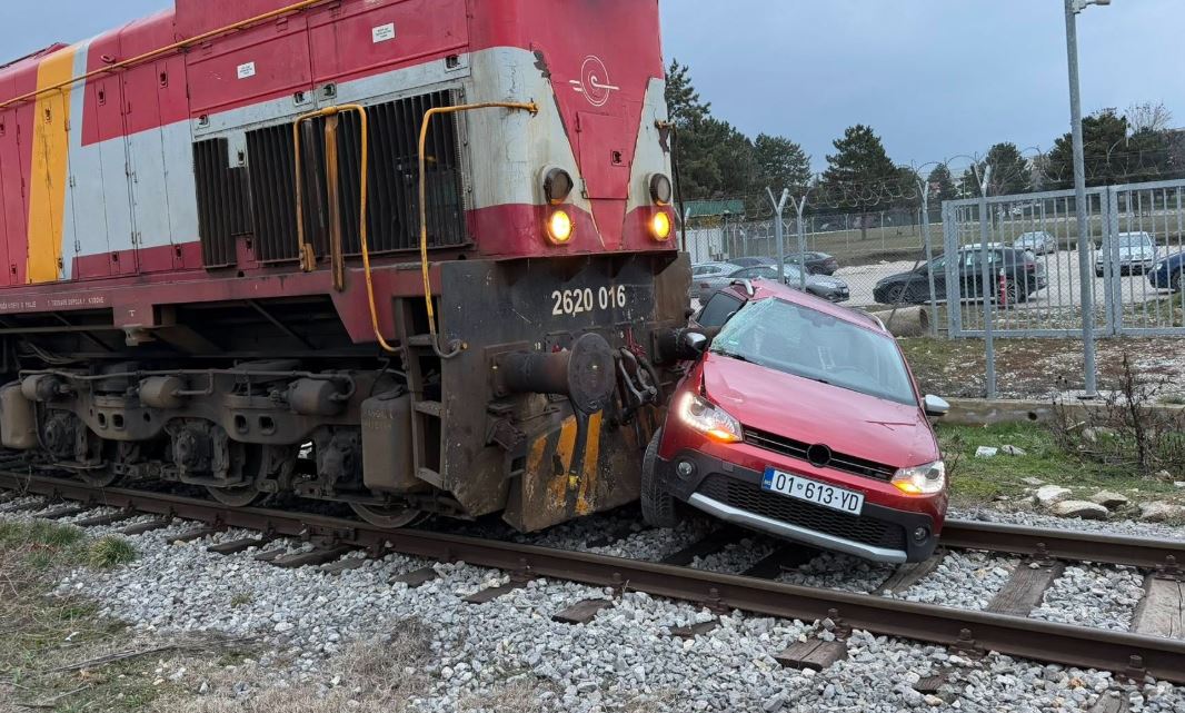 Aksidenti pranë Kazermës  Adem Jashari   lëndohet një ushtar i FSK së