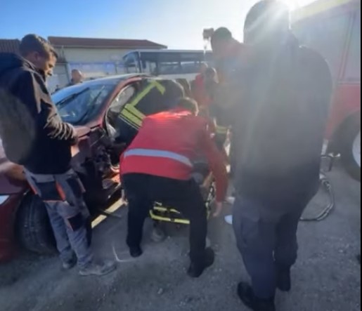 Aksident në Qerim të Gjakovës, zjarrfikësit nxjerrin të lënduarin nga vetura (VIDEO)