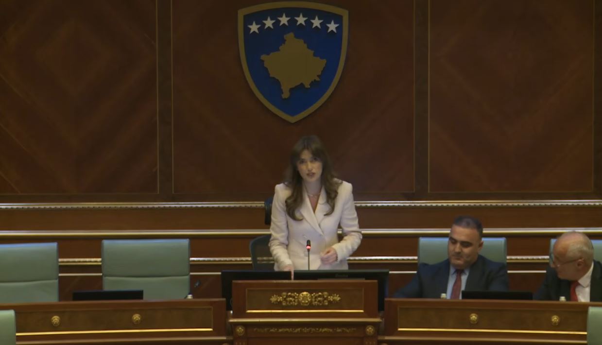 Albulena Haxhiu më në fund e zë karrigen e kryeparlamentarit