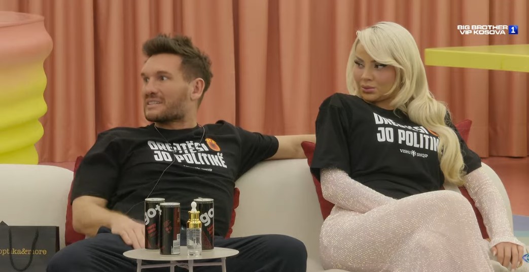 Banorët veshin bluzat e  Liria ka emër   VIDEO 