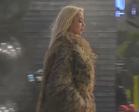 “Largohu, ik” – Benita e rreptë me Klodin, s’e do afër (VIDEO)