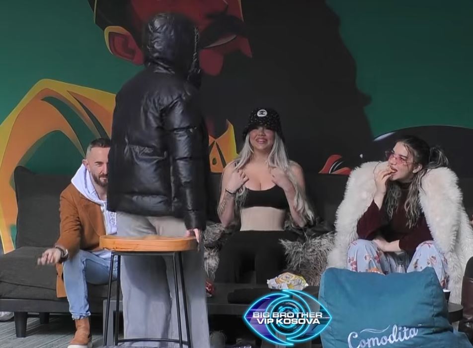 Benita e këshillon Elijonën: Mos e bëj gjoksin, s’ia vlen fare (VIDEO)