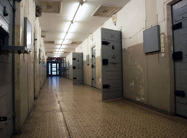 Ky është gardiani që tentoi të fusë drogë në burgun e Dubravës