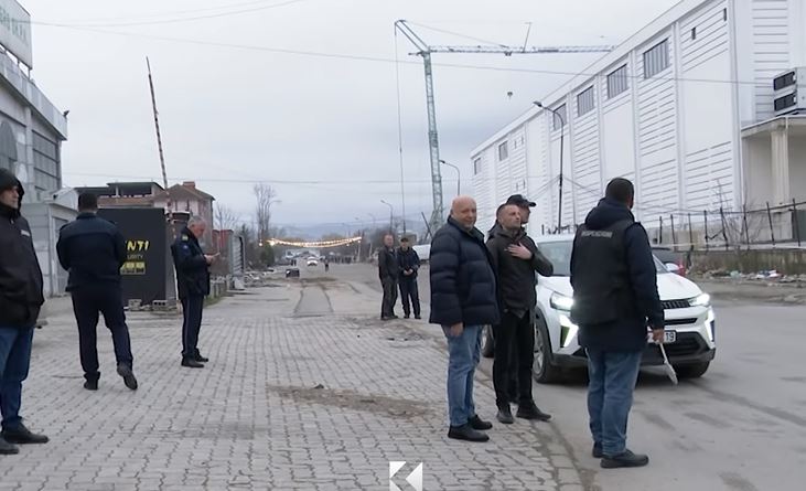 Tregu në Prishtinë: Vetura në rrugë e “kasaphanë” pulash, ndërhyn komuna (VIDEO)