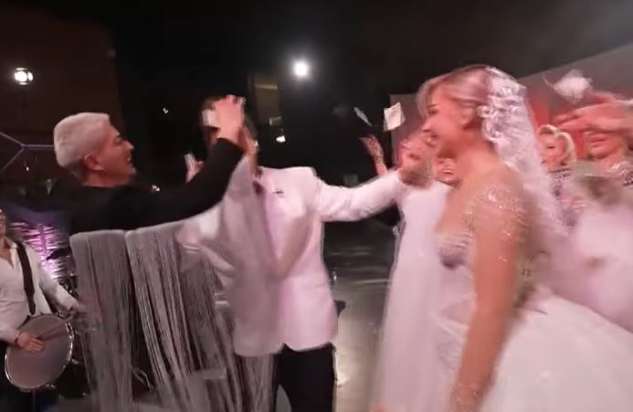 Momenti kur çifti Elijona & Klodi mbulohet me para (VIDEO)