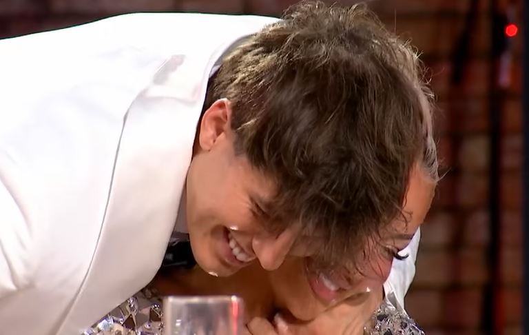 Benita deklaron dashurinë për Klodin, "dhëndri" e përqafon (VIDEO)