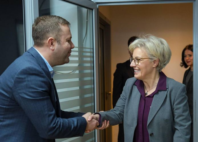 “Askush nuk guxon të jetë mbi ligjin”, thotë Gërvalla pasi merr postin e ministres së Drejtësisë
