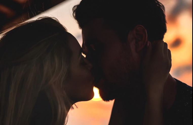 Alban Skënderaj emocionon me dedikimin për Miriam Canin  Gëzuar për dashurinë e përjetshme