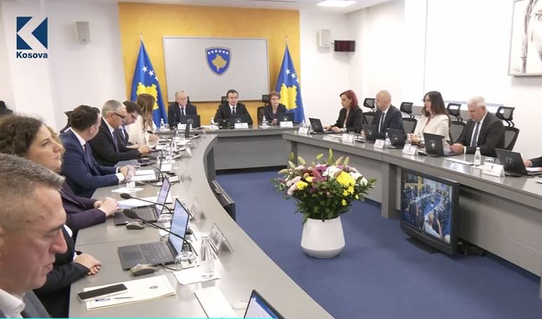 “Mashtrimi” i qeverisë: Paga e 13-të në vend të rritjes së koeficientit (VIDEO)