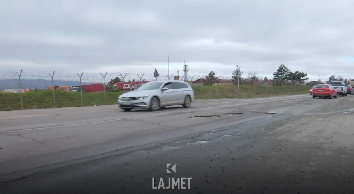 Gjendja e rrugëve: Dhjetëra vetura dëmtohen në gropat e magjistrales (VIDEO)