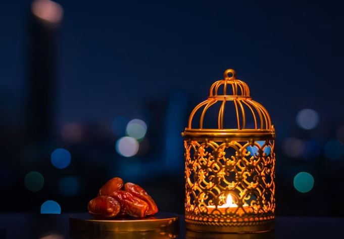 Pse ndryshon ora e Iftarit çdo natë 