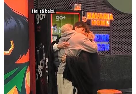 Kënga e Gjestit i emocionon "Treshi përsheshin", përqafohen (VIDEO)