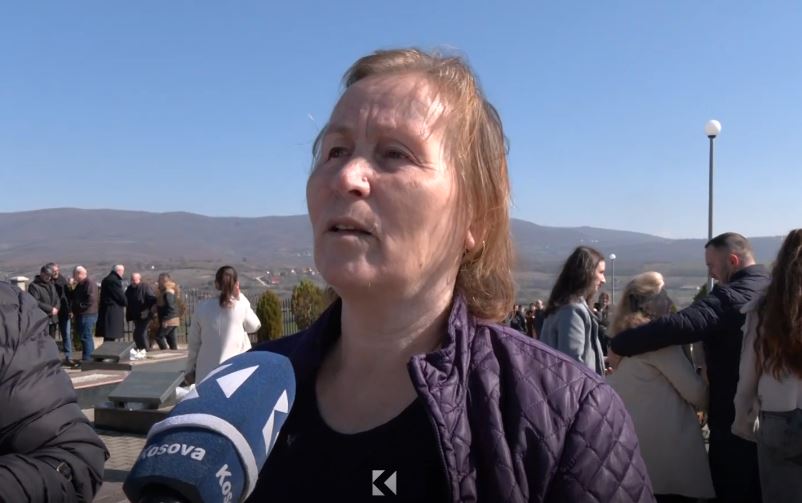 Rrëfen e mbijetuara e masakrës së Çirezit: Burrin e kunetët m’i vranë para syve në oborr (VIDEO)