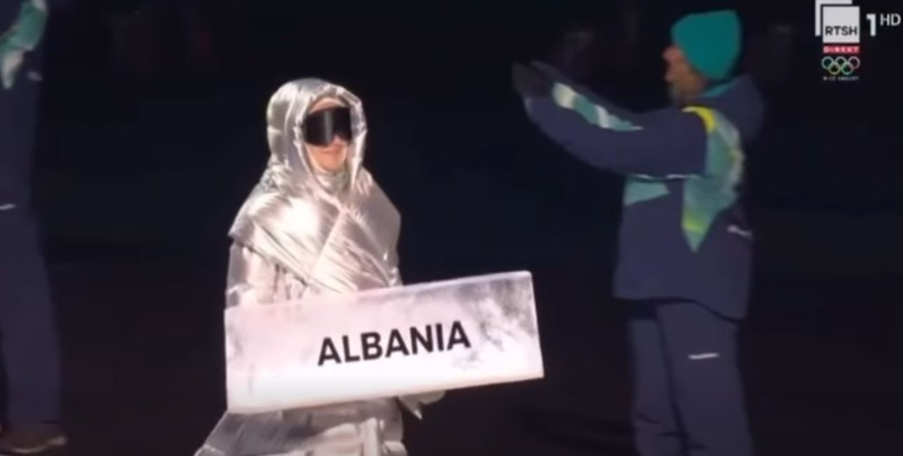 Hapja e Lojërave Olimpike Dimërore  Rama  Flamuri kuqezi valëvitet në  San Siro 