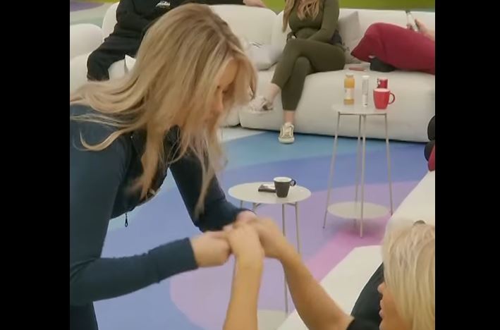 Vajzat e BBVK e mësojnë Elijonën ta bëjë temenan  VIDEO 