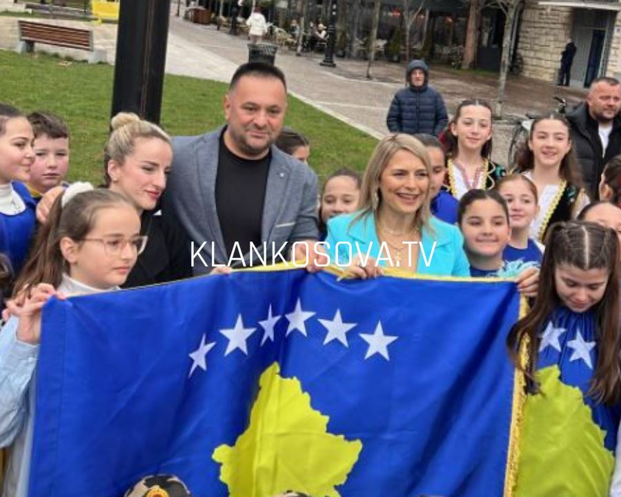 18-vjetori i Pavarësisë: Driton Kuka dhe Distria Krasniqi ngritin flamurin në Pejë
