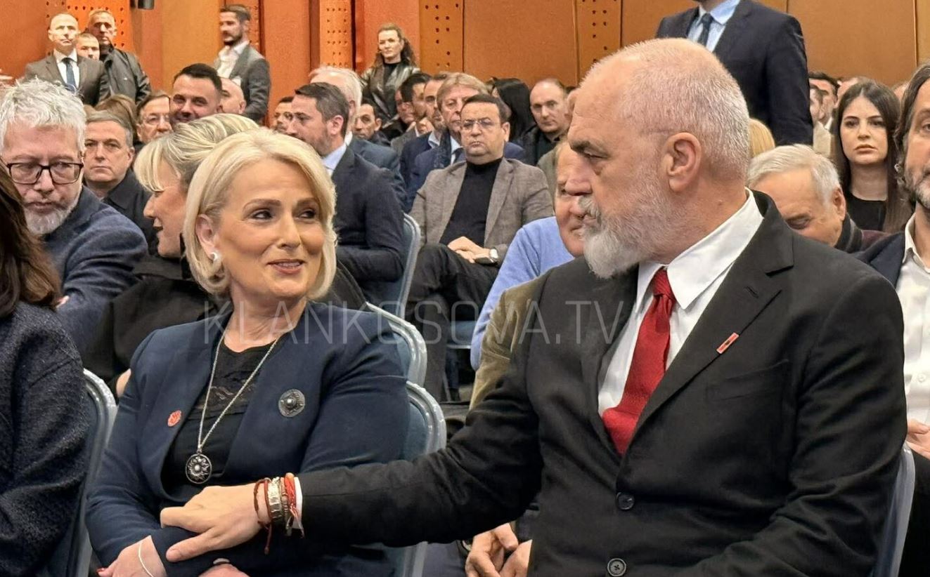 Momenti kur Rama kap për krahu gruan e ish presidentit Thaçi  FOTO 