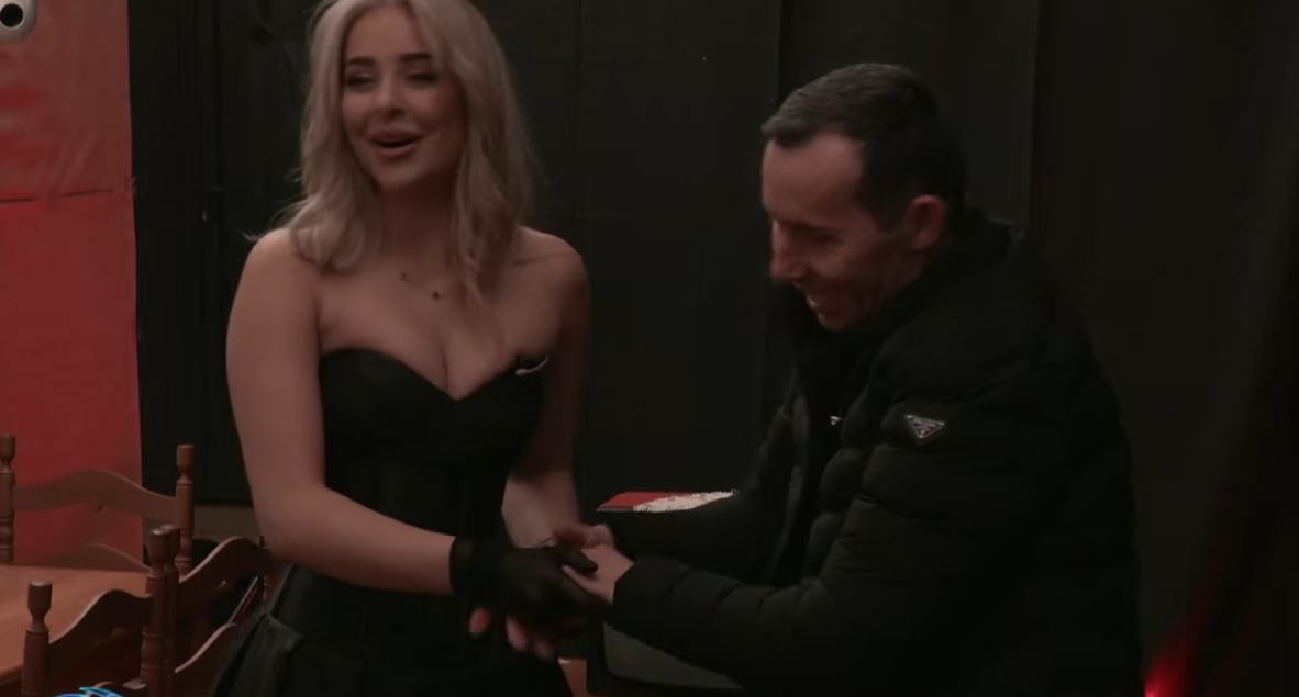 LIVE| Emocionuese: Babai i vjen në vizitë Elijonës (VIDEO)