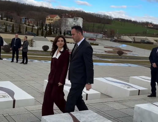 Spiropali dhe Konjufca bëjnë homazhe në Prekaz: Dëshmia se liria e Kosovës ka pasur çmim jetën