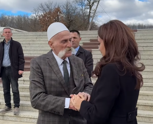 Spiropali e emocionuar, pritet nga Baca Rifat në kullën e Jasharëve