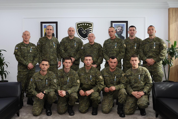 Dekorohen me medalje ushtarët e FSK-së për pjesëmarrjen në operacionin e kërkim-shpëtimit në Shqipëri