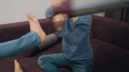 Pejë: Motra ushtron dhunë psiqike ndaj vëllait, tenton edhe ta sulmojë