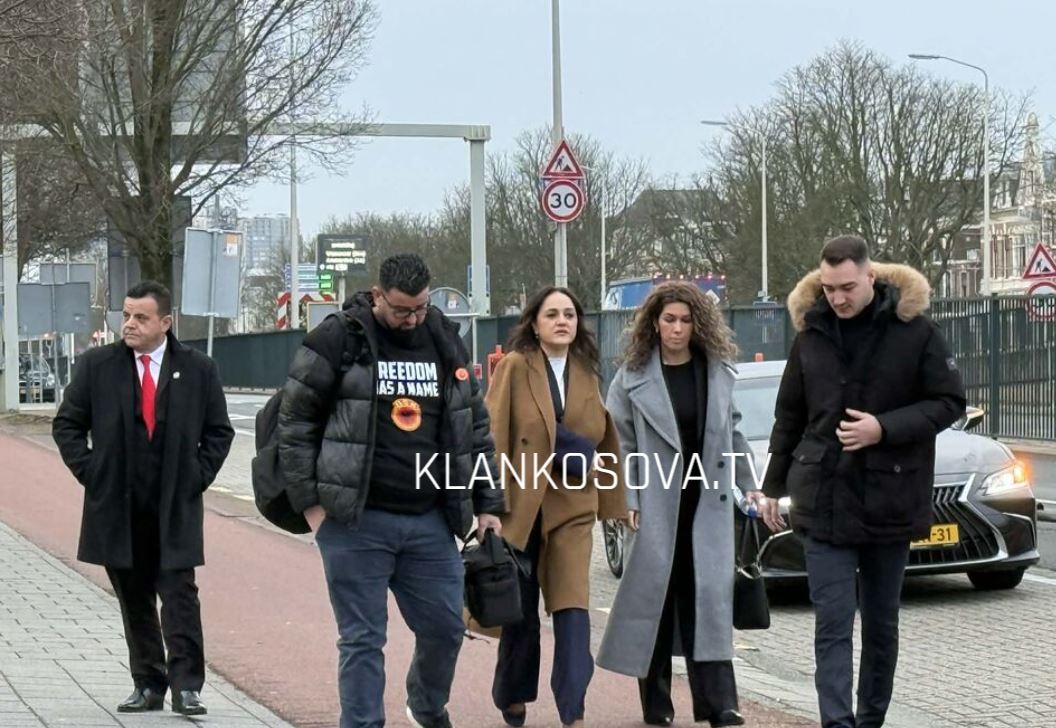 Familjarët e ish-krerëve të UÇK-së mbërrijnë në Hagë, marrin pjesë në seancën e sotme