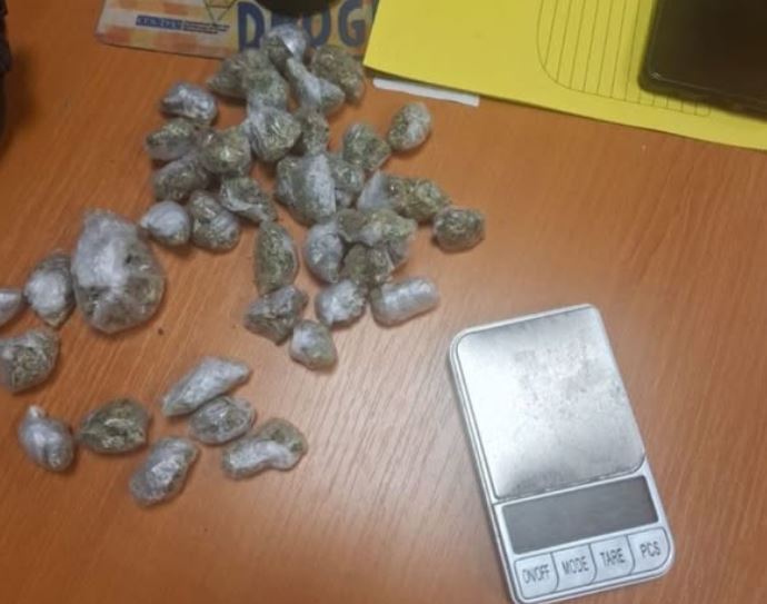 Policia arreston tre ‘dilerë’ në Mitrovicë, gjen rreth 50 qese me drogë