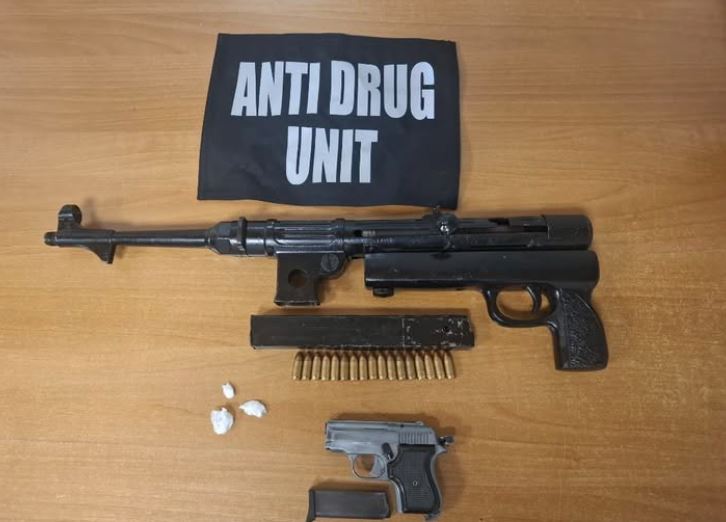 Aksion i antidrogës në Mitrovicë  ndalohet një person   i sekuestrohen armë e kokainë