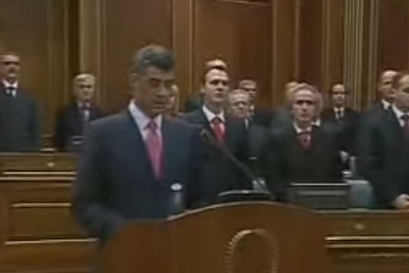 Momenti historik kur Hashim Thaçi shpalli Pavarësinë e Kosovës  VIDEO 