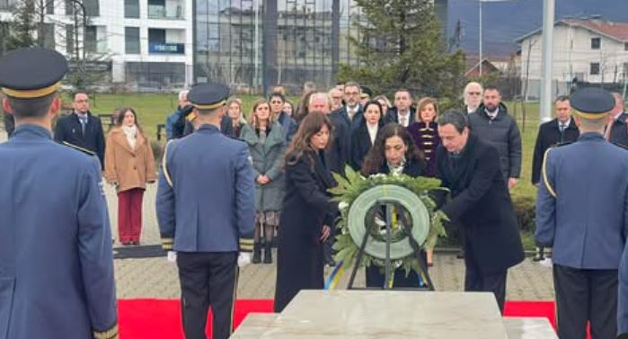 Krerët shtetërorë bëjnë homazhe te varri i ish presidentit Rugova