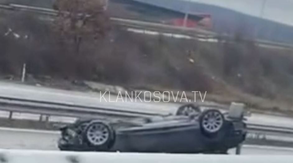 Rrokulliset vetura te  Kroni i Mbretit    policia dhe zjarrfikësit në vendngjarje